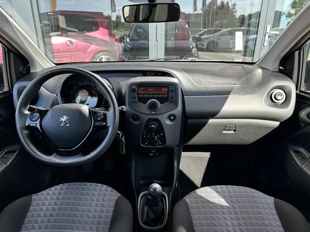 Peugeot 108 1.0 e-VTi 72pk 5D Active uit 2022, foto 3