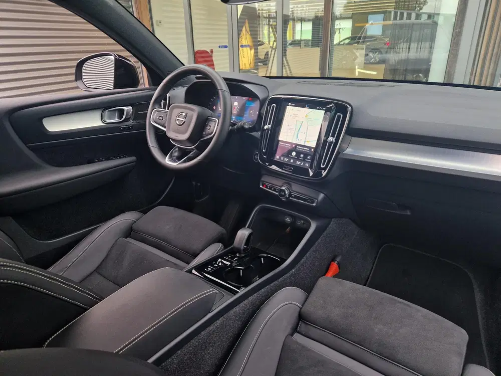 Volvo XC40 2.0 B4 Plus Dark uit 2026, foto 2