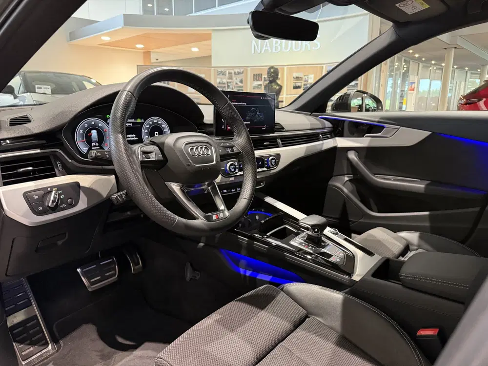 Audi A4 35 TFSI S edition Competition NL auto uit 2023, foto 2