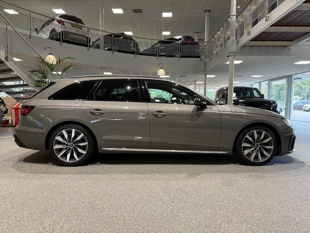 Audi A4 35 TFSI S edition Competition NL auto uit 2023, foto 4