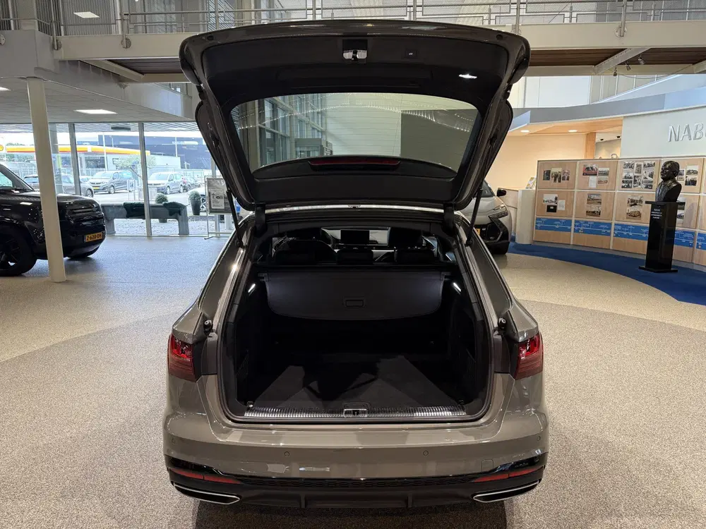 Audi A4 35 TFSI S edition Competition NL auto uit 2023, foto 8