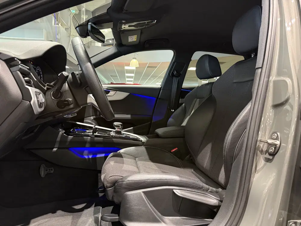 Audi A4 35 TFSI S edition Competition NL auto uit 2023, foto 9