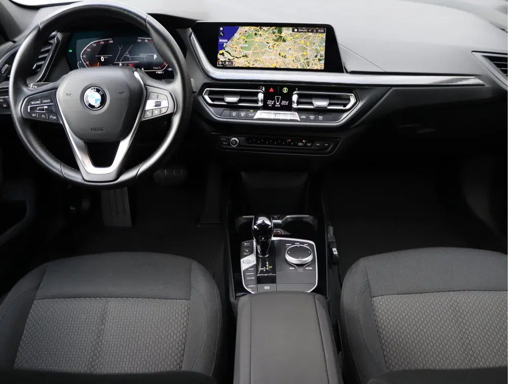 BMW 1-serie 118i Business Edition uit 2021, foto 3