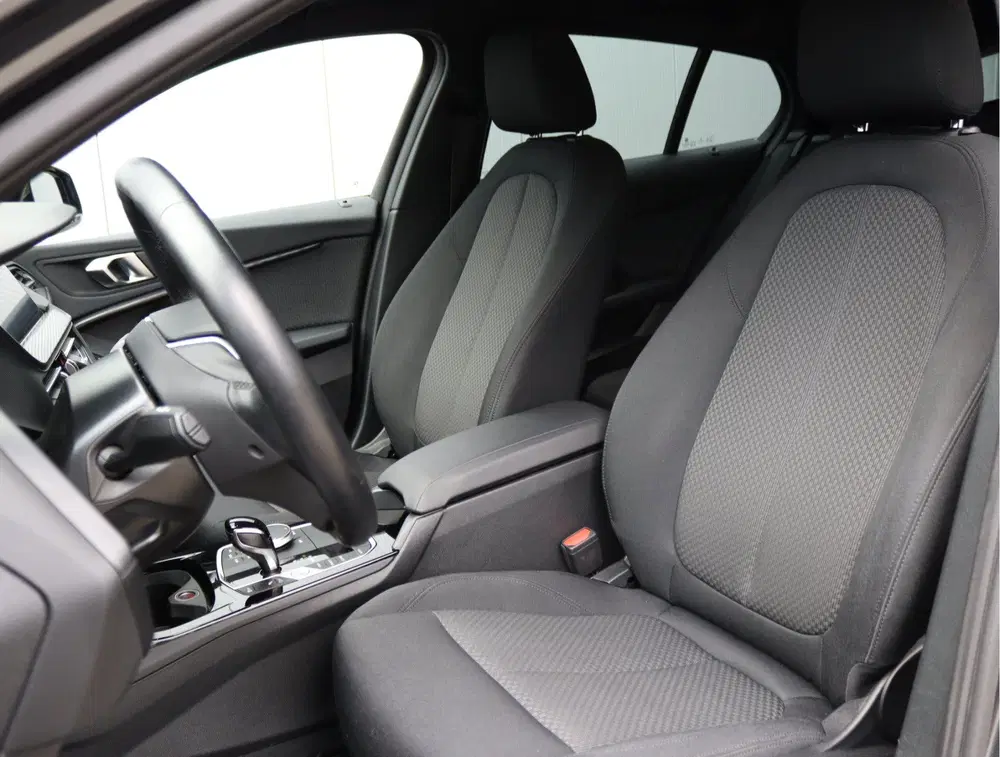 BMW 1-serie 118i Business Edition uit 2021, foto 4