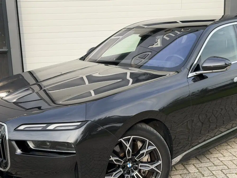 BMW i7 xDrive 60 uit 2022, foto 2