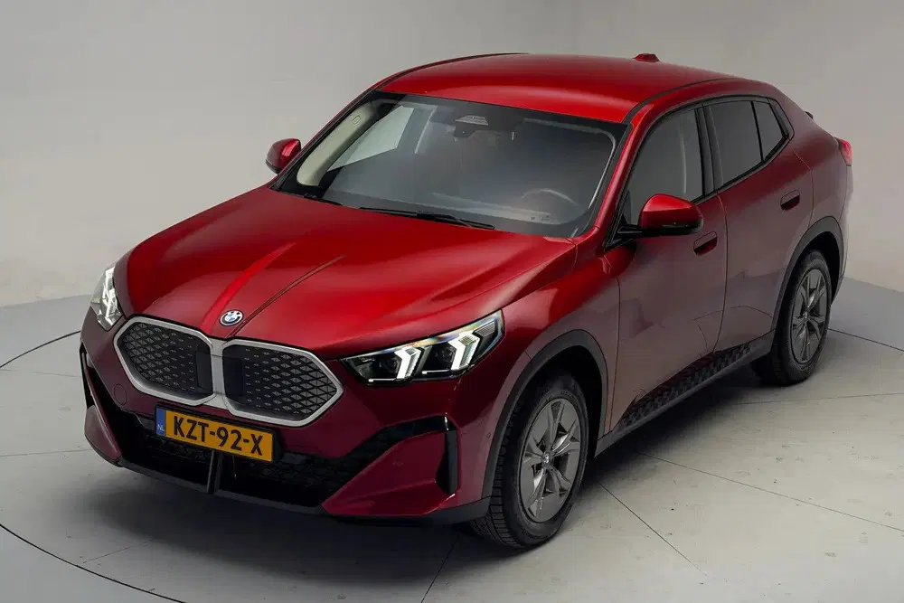 BMW iX2 xDrive30 67 kWh [ SoH 97 uit 2024, foto 13