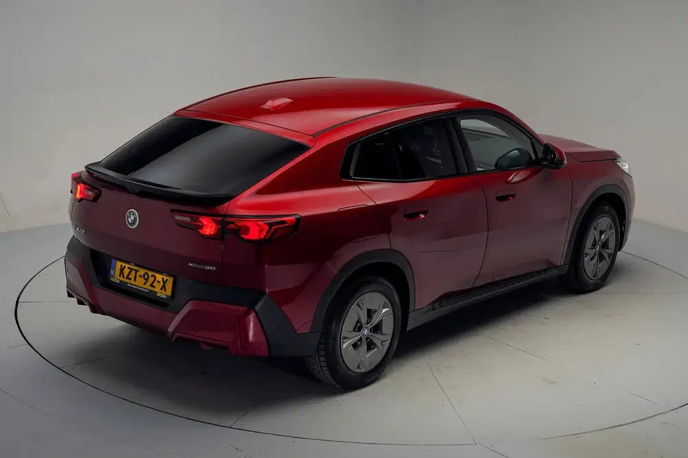 BMW iX2 xDrive30 67 kWh [ SoH 97 uit 2024, foto 14
