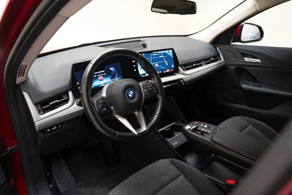 BMW iX2 xDrive30 67 kWh [ SoH 97 uit 2024, foto 15