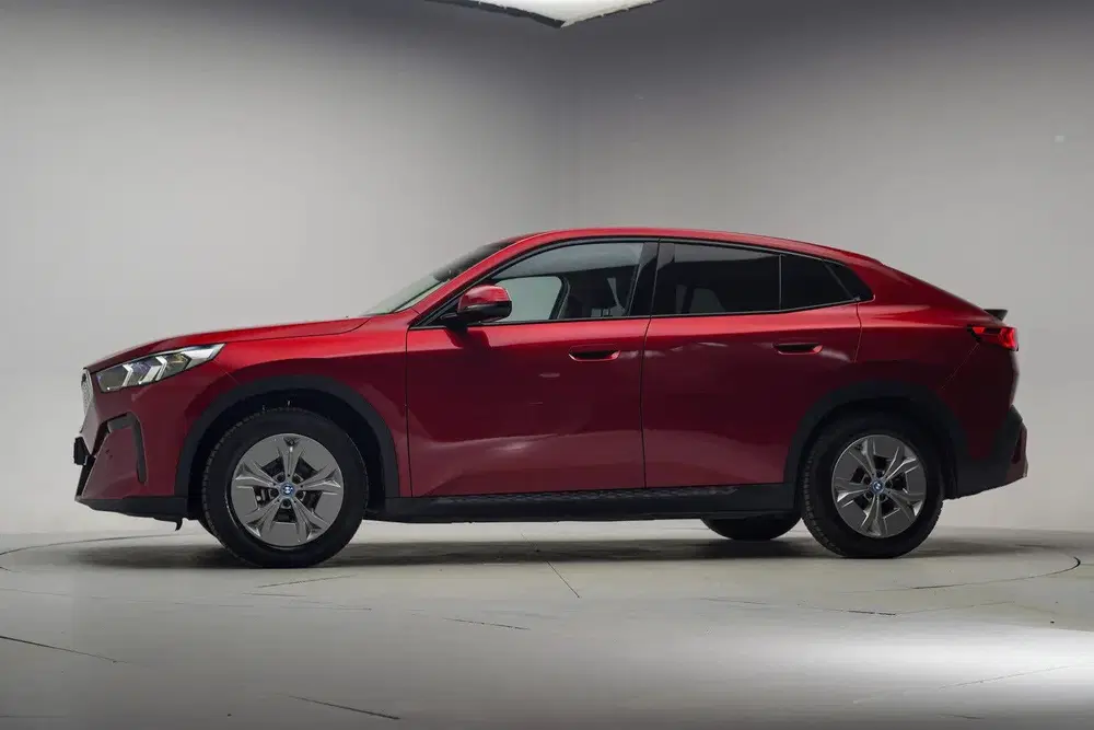 BMW iX2 xDrive30 67 kWh [ SoH 97 uit 2024, foto 2