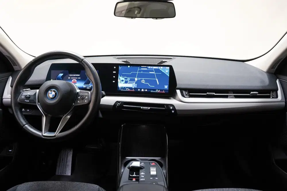 BMW iX2 xDrive30 67 kWh [ SoH 97 uit 2024, foto 4