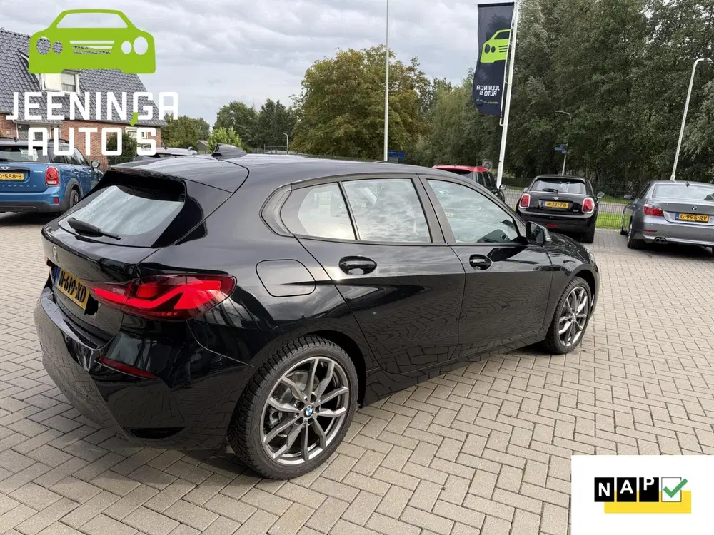 BMW 1-serie 118i Business Edition uit 2022, foto 3