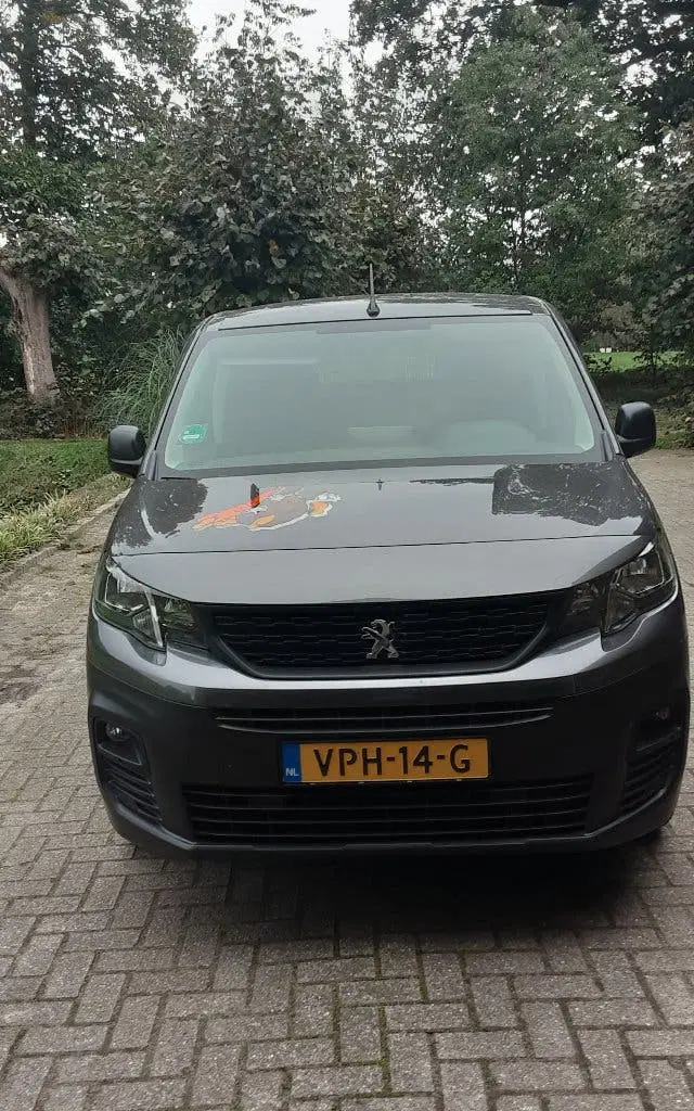 Peugeot Partner 50kWh 136pk 1000kg 2022 Grijs uit 2022, foto 2