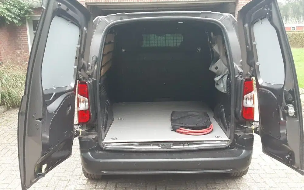 Peugeot Partner 50kWh 136pk 1000kg 2022 Grijs uit 2022, foto 3