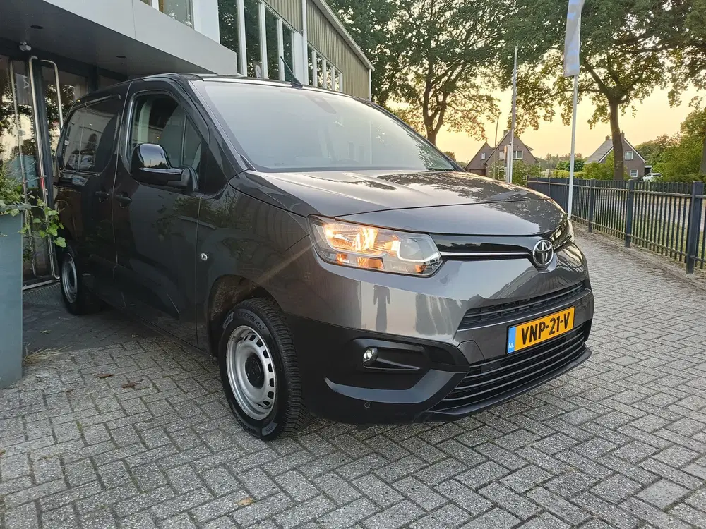 Toyota Proace City 1.5 D-4D Live uit 2022, foto 2