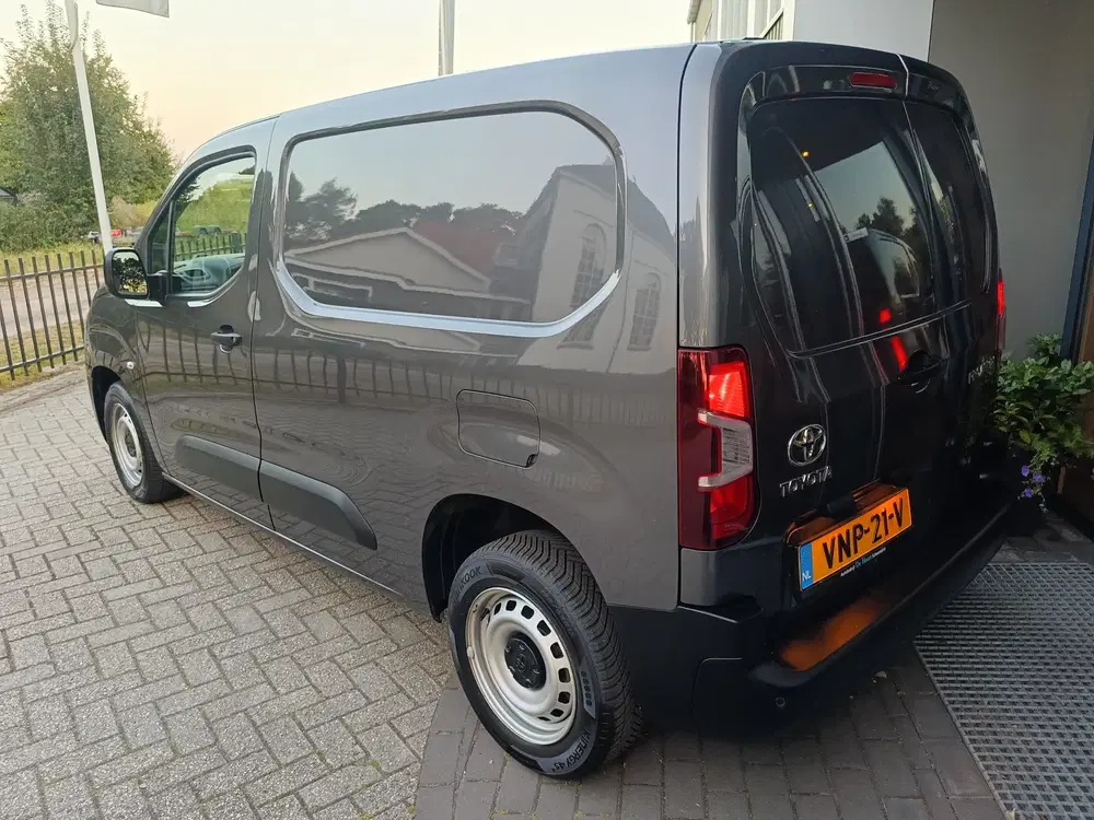 Toyota Proace City 1.5 D-4D Live uit 2022, foto 3