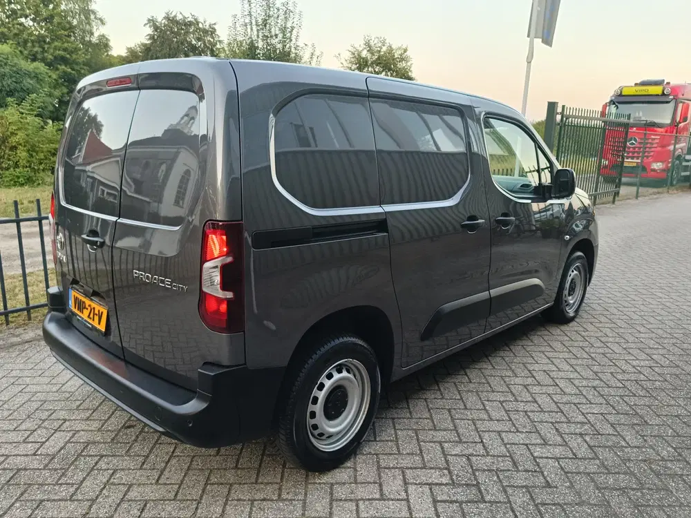 Toyota Proace City 1.5 D-4D Live uit 2022, foto 4