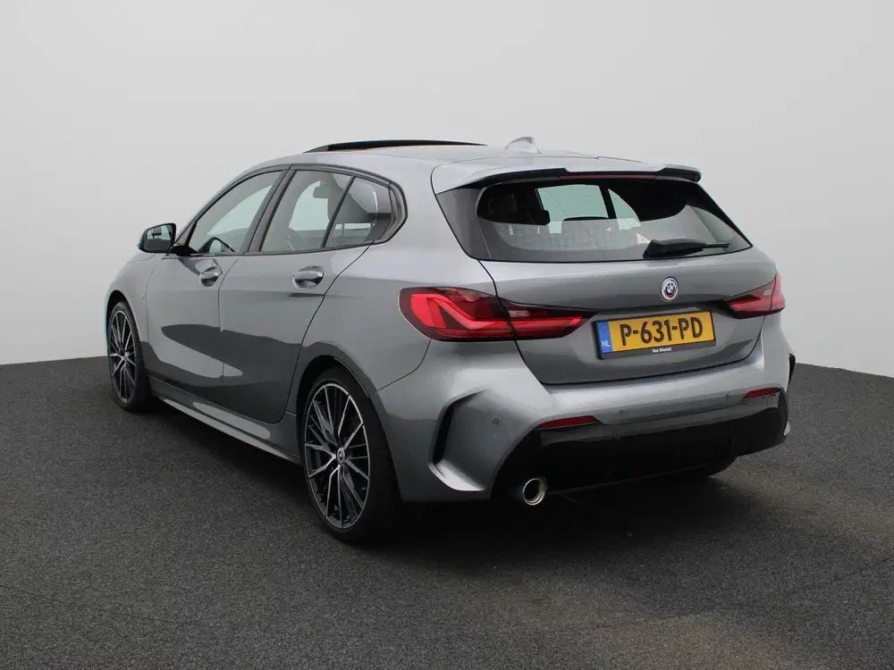 BMW 1-serie 118i Executive uit 2022, foto 2