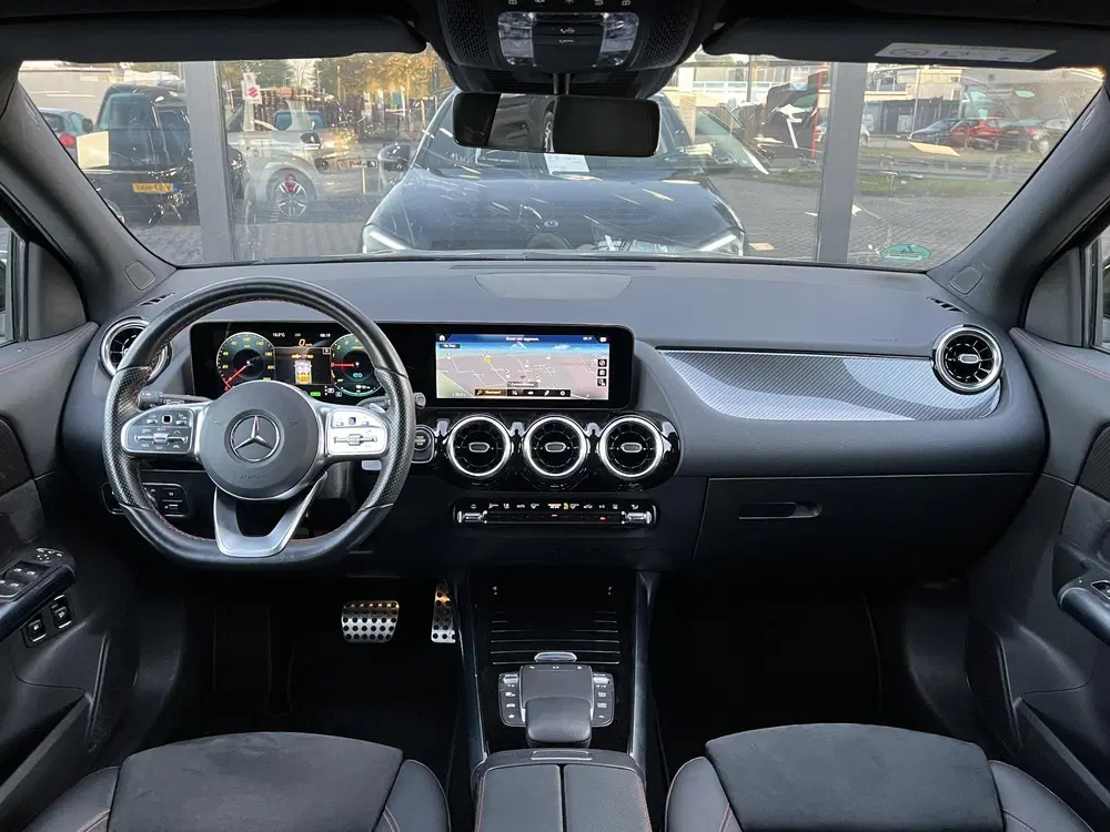 Mercedes-Benz GLA 250e AMG uit 2020, foto 2