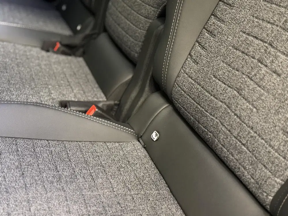 Peugeot 5008 1.2 Hybrid 136pk Allure Automaat Navigatie uit 2025, foto 15