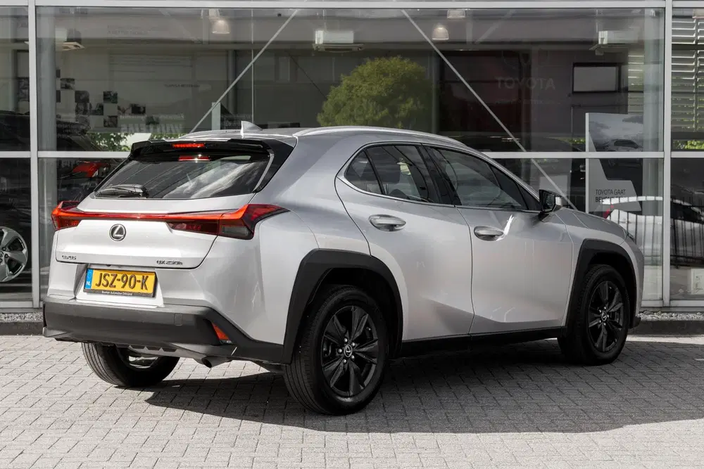 Lexus UX 250h uit 2023, foto 2