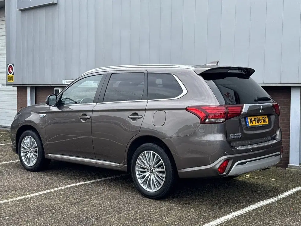 Mitsubishi Outlander 2.4 PHEV Instyle uit 2021, foto 3