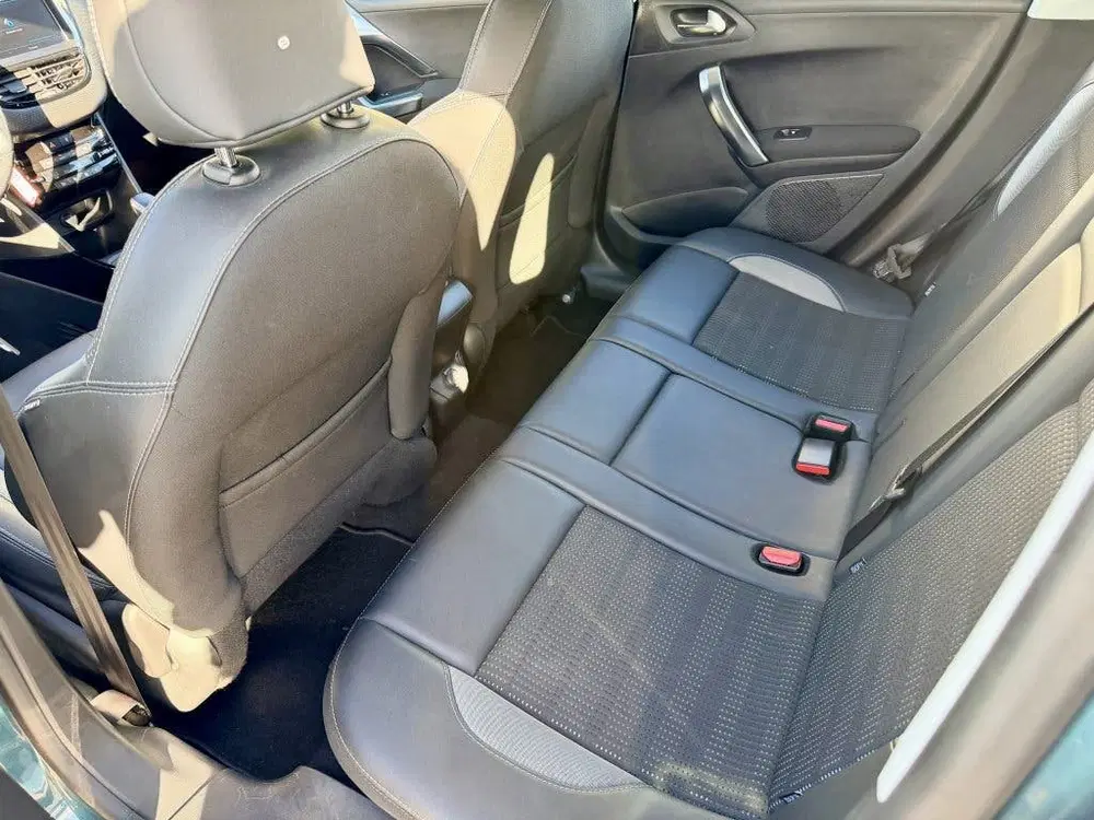 Peugeot 2008 1.2 PureTech Allure uit 2019, foto 11