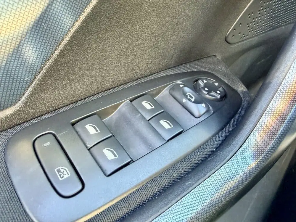 Peugeot 2008 1.2 PureTech Allure uit 2019, foto 13