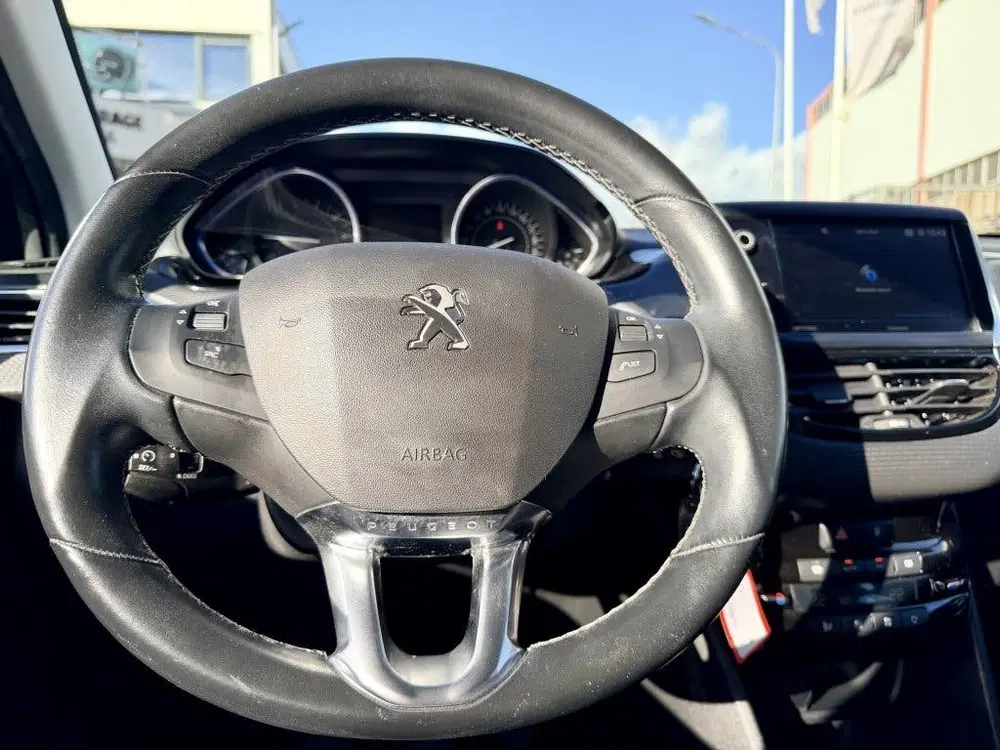Peugeot 2008 1.2 PureTech Allure uit 2019, foto 14