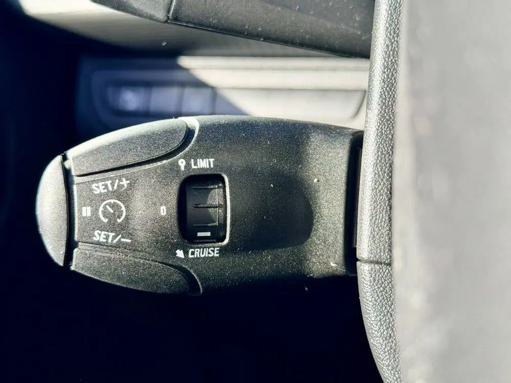 Peugeot 2008 1.2 PureTech Allure uit 2019, foto 15