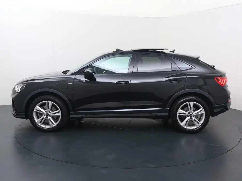 Audi Q3 45 TFSI e S Edition uit 2023, foto 2