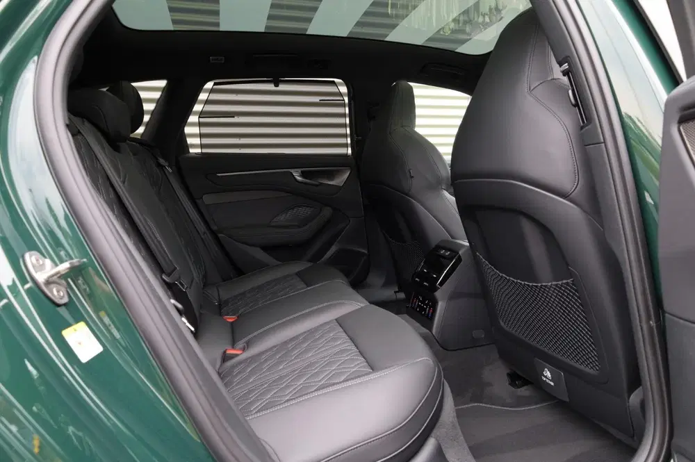 Audi A6 e-hybrid Competition Exclusive l Pano l Te uit 2026, foto 13