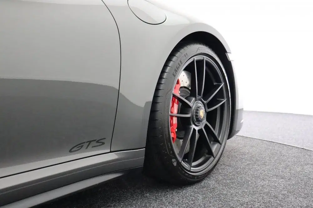 Porsche 911 Targa 4 GTS uit 2023, foto 12