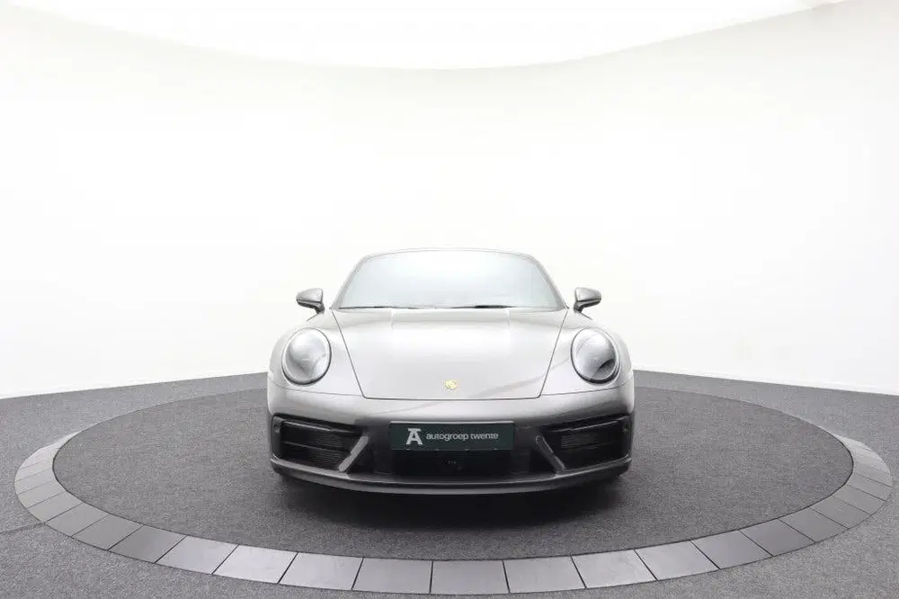 Porsche 911 Targa 4 GTS uit 2023, foto 9