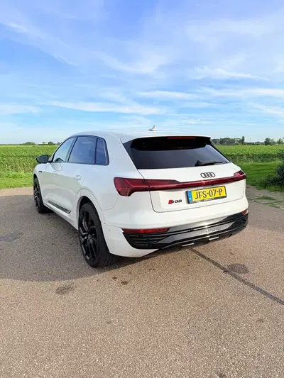 Audi Q8 e-tron 50 Quattro 95kWh 340pk 2023 Wit uit 2023