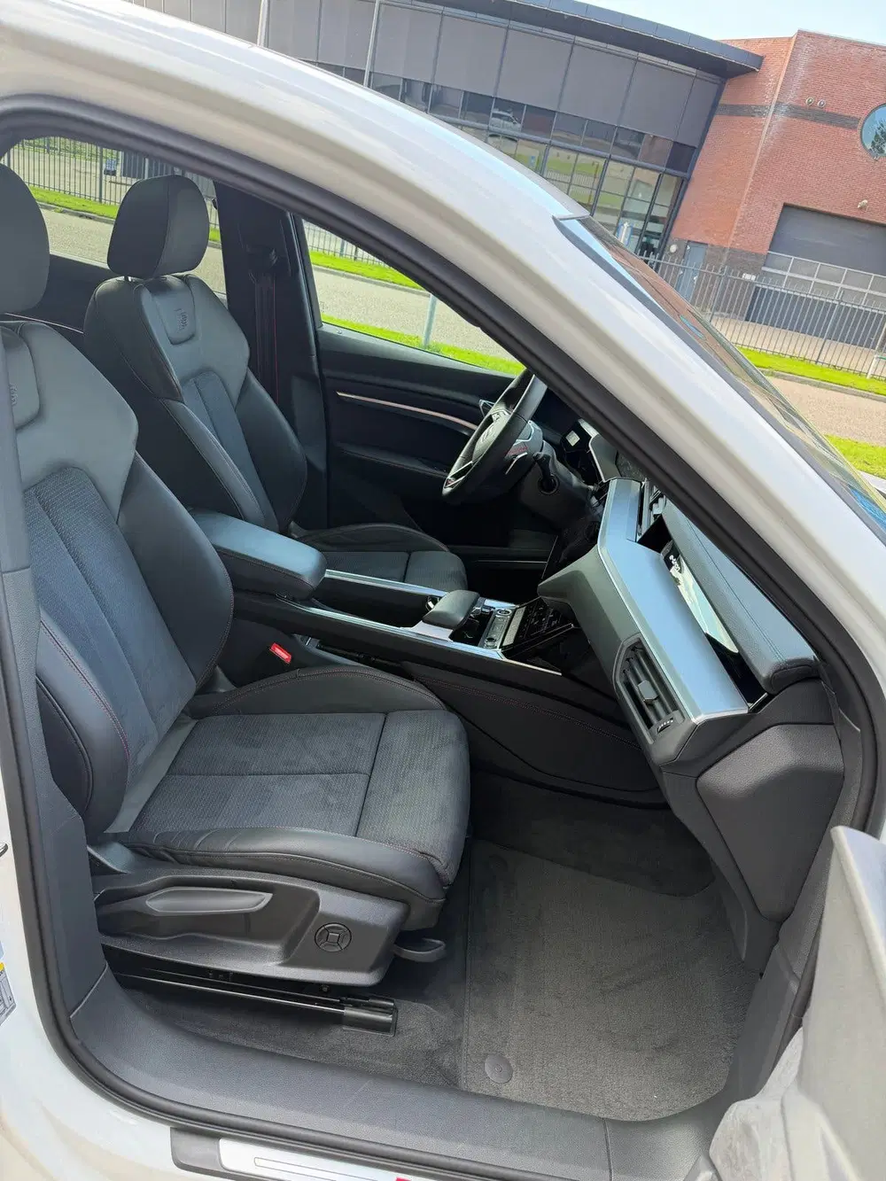 Audi Q8 e-tron 50 Quattro 95kWh 340pk 2023 Wit uit 2023, foto 10