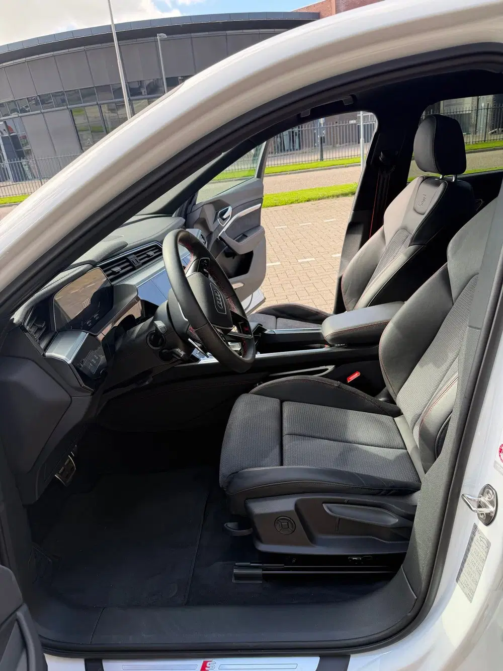 Audi Q8 e-tron 50 Quattro 95kWh 340pk 2023 Wit uit 2023, foto 14