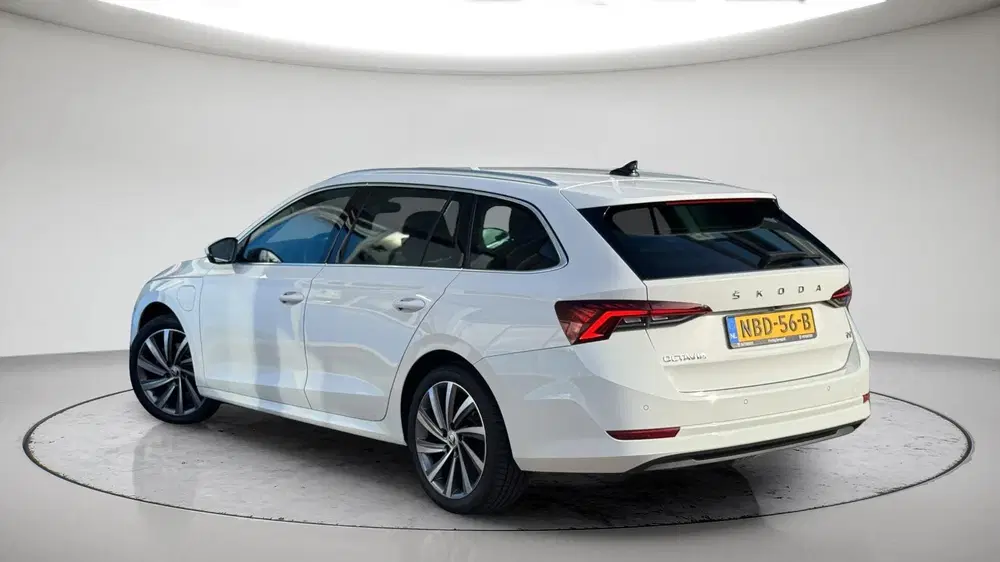 Skoda Octavia 1.4 TSI iV PHEV Business Edition Plus uit 2020, foto 2