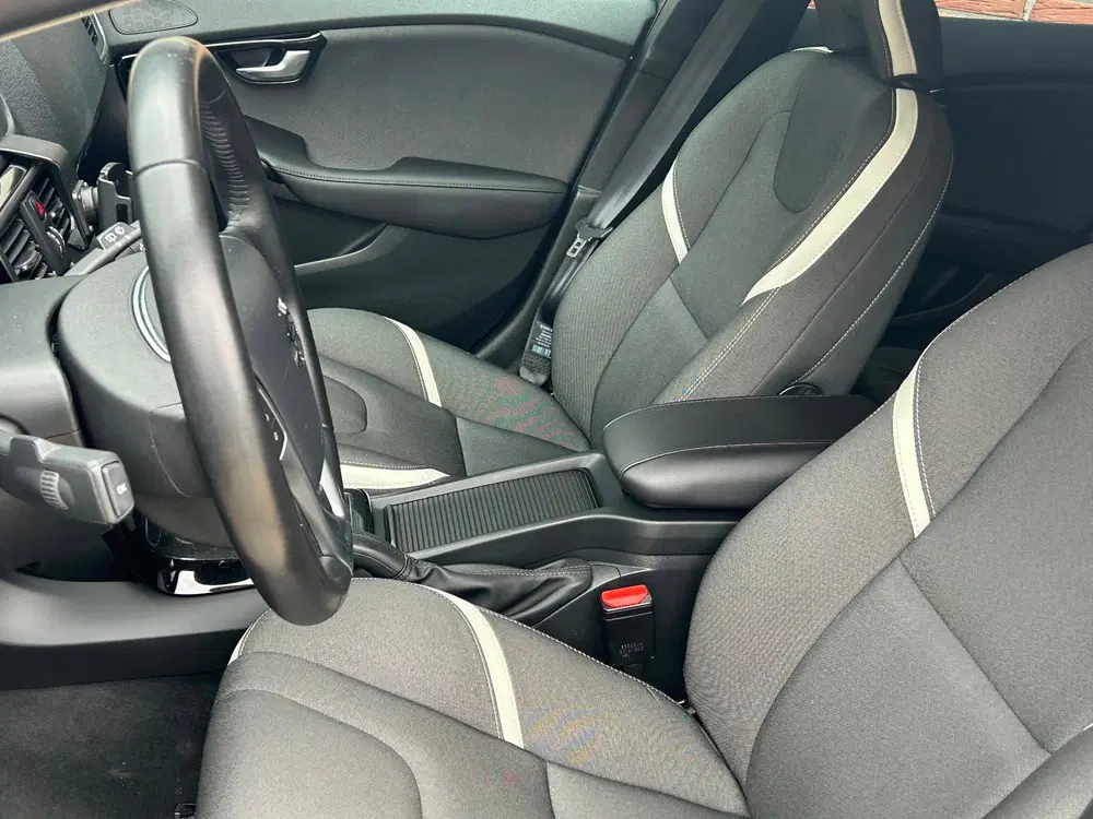 Volvo V40 2.0 D3 Automaat uit 2020, foto 10