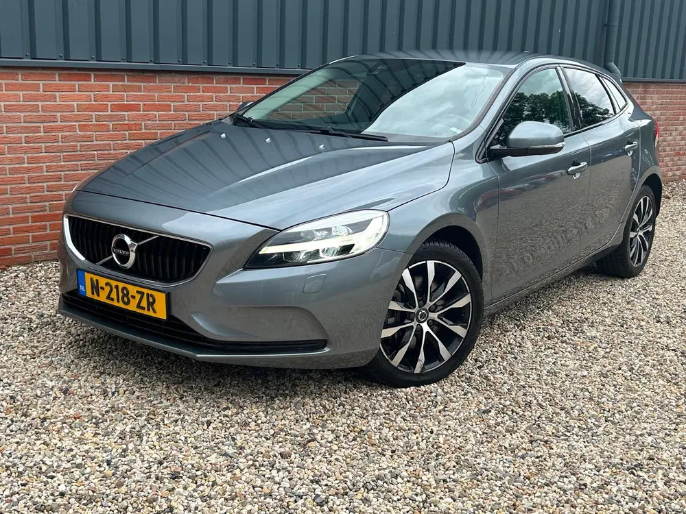 Volvo V40 2.0 D3 Automaat uit 2020, foto 2