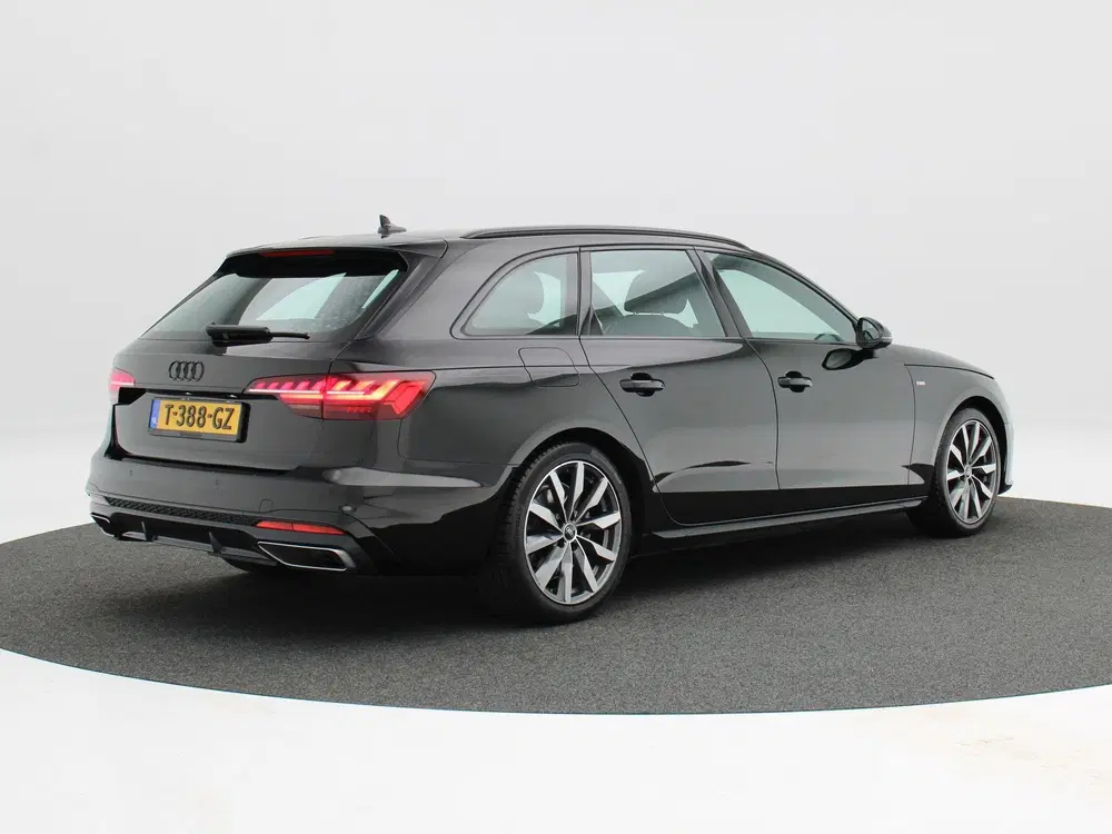 Audi A4 35 TFSi 150 Pk Automaat S edition uit 2023, foto 2