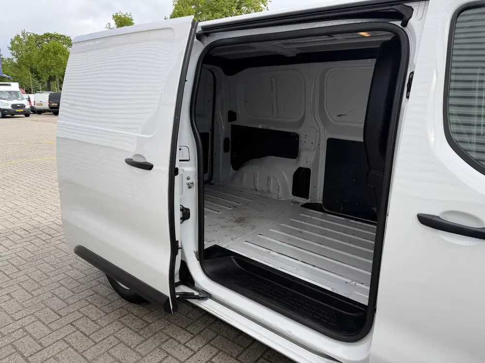 Peugeot Expert 1.5 BlueHDI L2H1 120pk Standard Premium uit 2022, foto 12