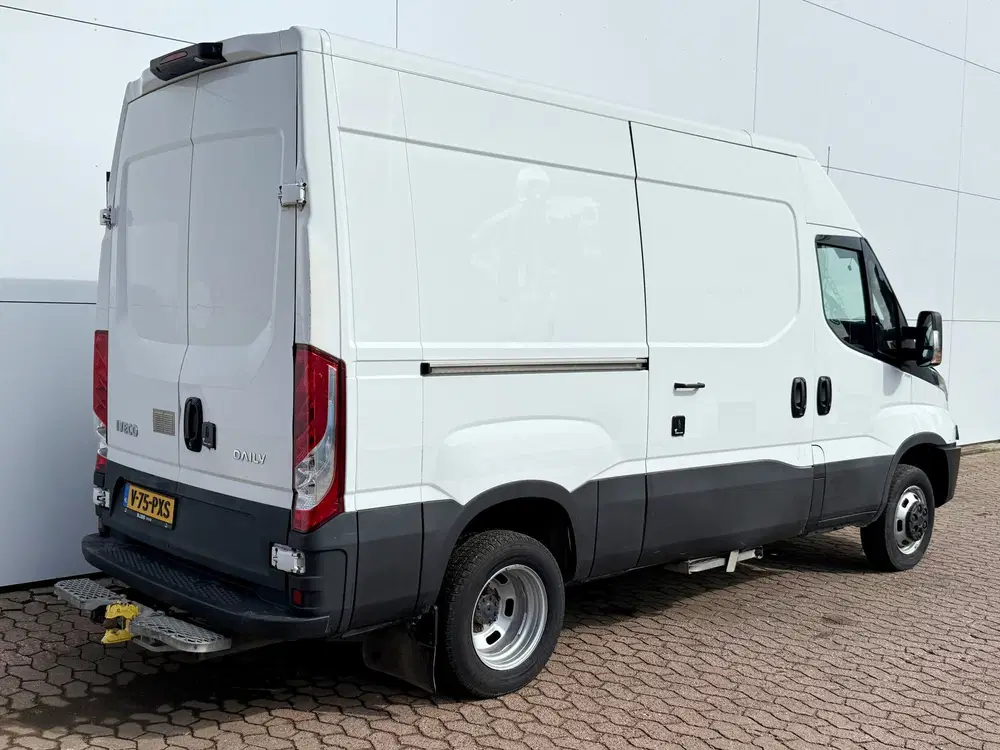 Iveco Daily 35C14 2.3 L2H2 Dubbellucht Airco Cruise co uit 2019, foto 3