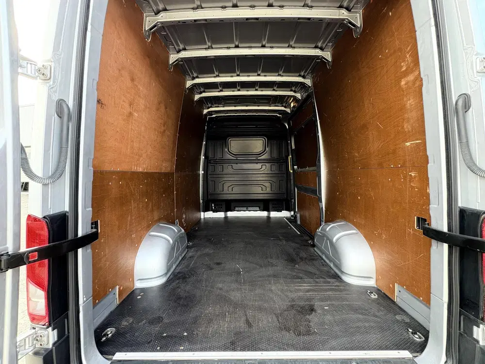 Volkswagen Crafter 35 L3H3 Highline AUT uit 2022, foto 9