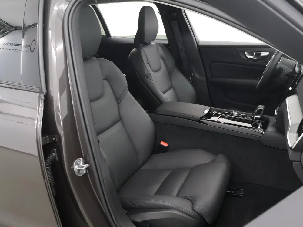 Volvo V60 2.0 T8 Plug-in hybrid AWD Ultra Dark uit 2024, foto 11