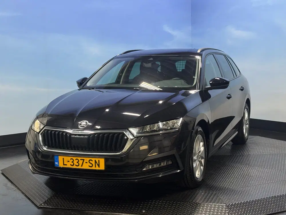 Skoda Octavia 1.5 e-TSI Business Edition Navi uit 2021, foto 2