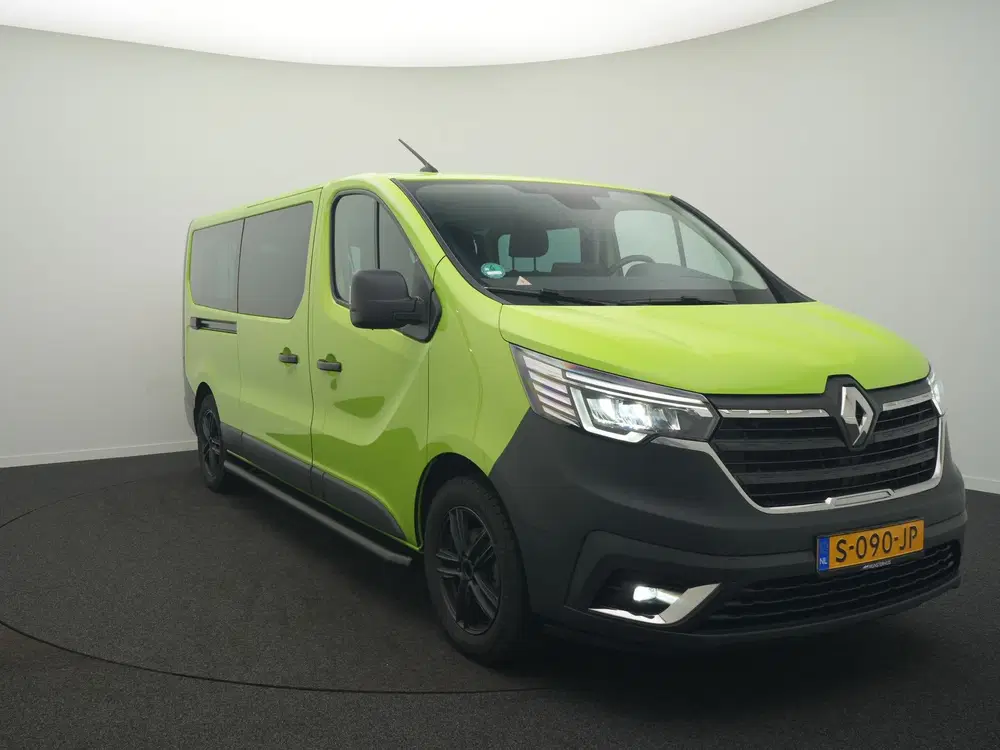 Renault Trafic 9 persoons uit 2022, foto 2