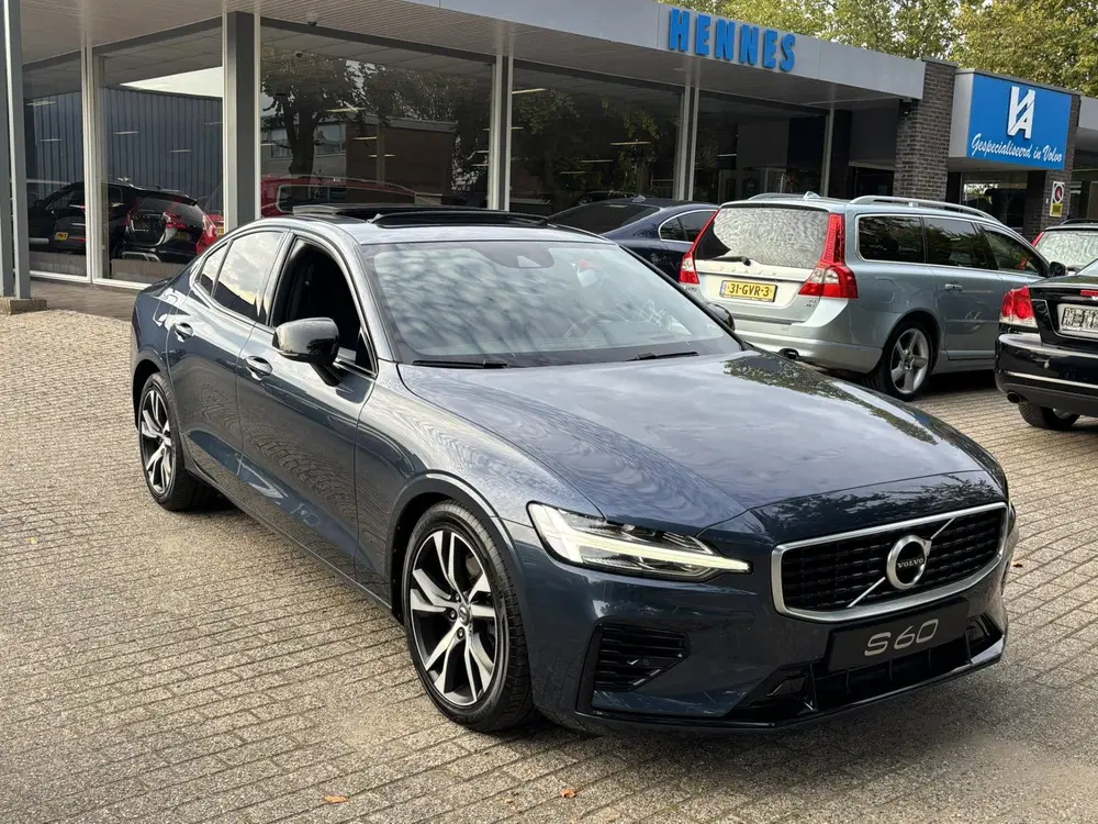 Volvo S60 T8 AWD R-Design Pano HeadUp Keyless Pilot uit 2019