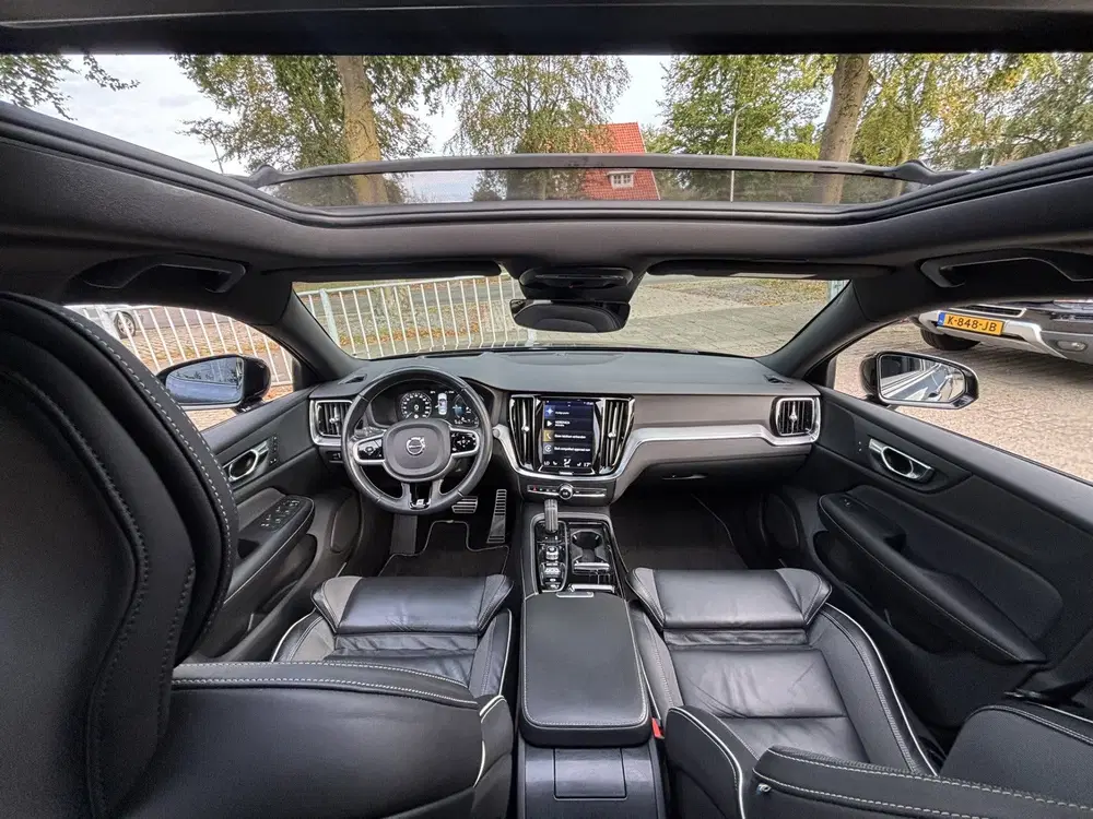 Volvo S60 T8 AWD R-Design Pano HeadUp Keyless Pilot uit 2019, foto 3