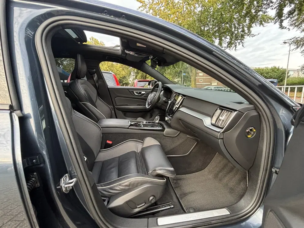 Volvo S60 T8 AWD R-Design Pano HeadUp Keyless Pilot uit 2019, foto 6