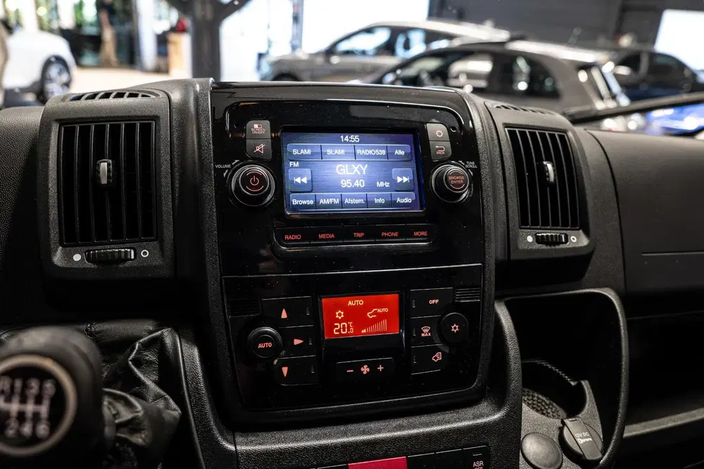 Peugeot Boxer 333 2.2 BlueHDi 140 L2H2 Asphalt Airco uit 2019, foto 13